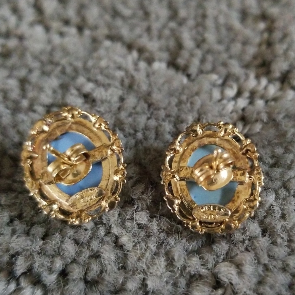 Vintage Wells Cameo Earrings - Picture 5 of 5